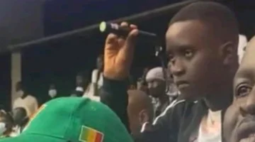 وصول مفاجئ.. مشجع الليزر السنغالي في المغرب قبل مباراة مصر